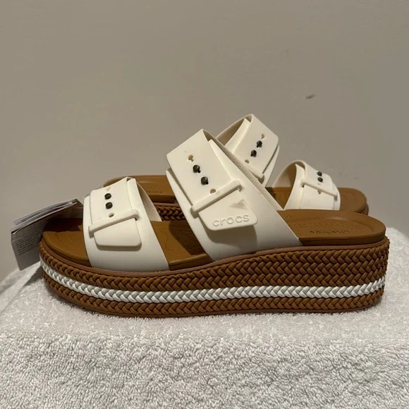 【Crocs】◆大人気◆Brooklyn Woven Buckle Sandals◆Khaki◆ Brooklyn Woven Buckle - Crocs